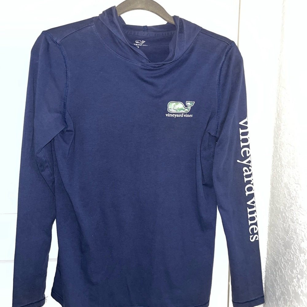 XS long-sleeved hooded Vineyard Vines tee